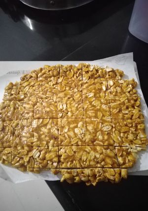गुड़ मूंगफली की चिक्की (Gur moongfali ki chikki recipe in hindi) रेसिपी मुख्य फोटो