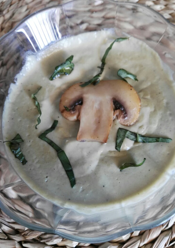 Una foto de Salsa de champiñón y albahaca