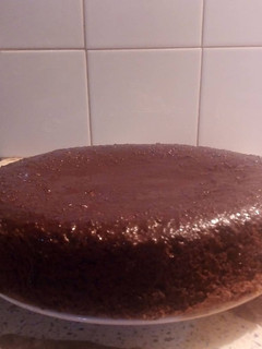 Una foto de Torta de cacao con glacé de chocolate