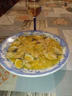 Una foto de Fabes con almejas