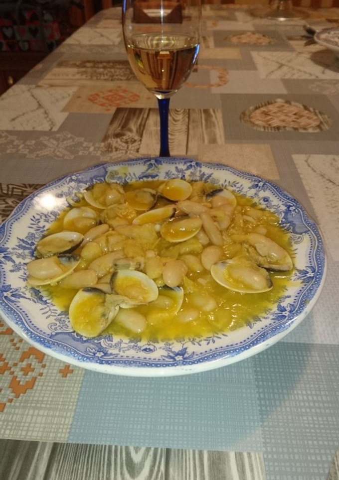 Una foto de Fabes con almejas