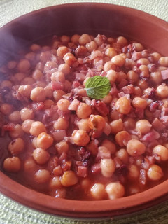 Una foto de Menudo con garbanzos al vino tinto🍷