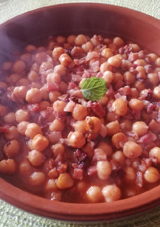 Una foto de Menudo con garbanzos al vino tinto🍷