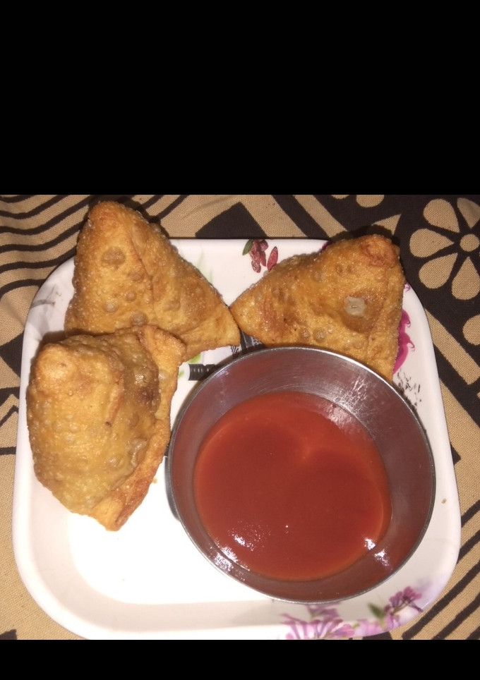 A picture of Wheat flour samosa.