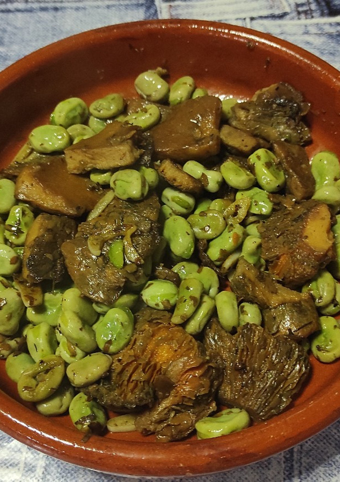 Una foto de Cassoleta amb rovellons i faves