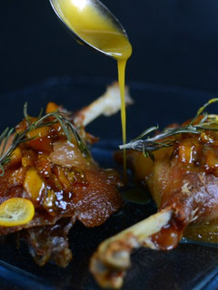 Una foto de Confit de pato a la reducción de kumquat