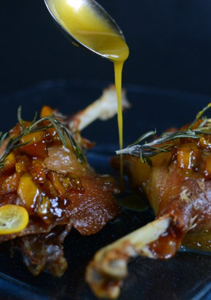 Una foto de Confit de pato a la reducción de kumquat