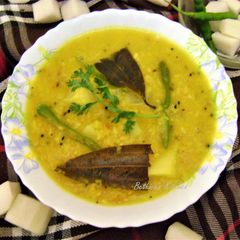A picture of Mulo Diye Muger Dal (Moong Dal / Split Green Gram With Radish - Bengali Style).