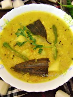 A picture of Mulo Diye Muger Dal (Moong Dal / Split Green Gram With Radish - Bengali Style).