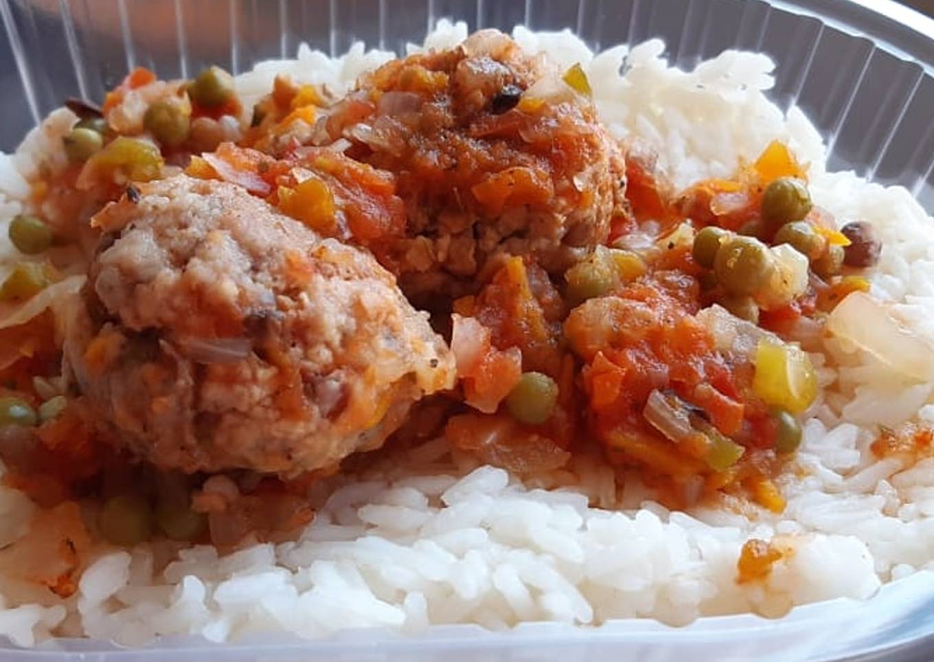 Arroz con albóndigas vegetarianas