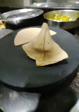 A picture of Aloo matar samosa.