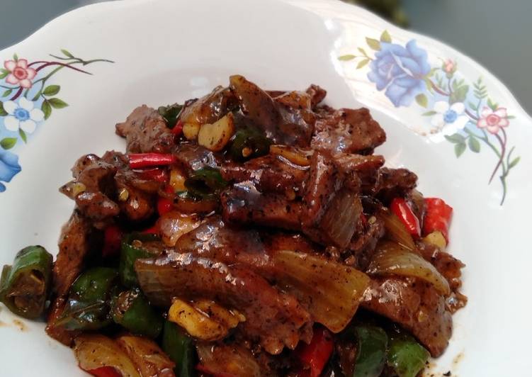 Cara Gampang Menyiapkan Beef with Bamboe Black Pepper Sauce (Sapi Lada Hitam), Enak Banget