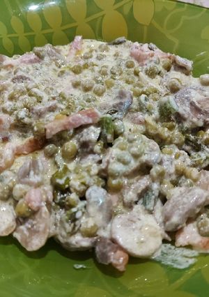 Una foto de Espárragos trigueros revueltos con verduras y nata
