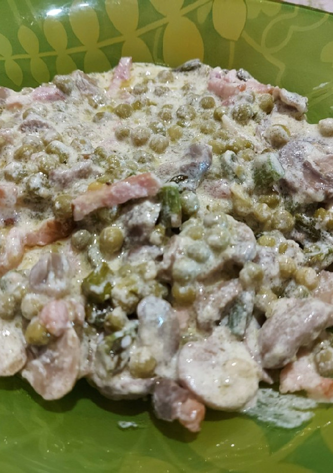 Una foto de Espárragos trigueros revueltos con verduras y nata
