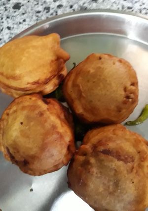 A picture of Pav Vada.