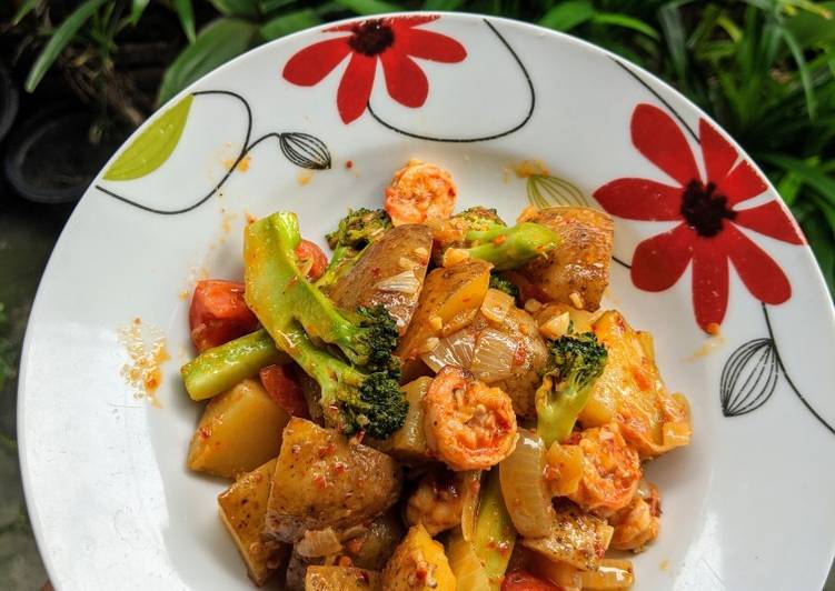 Langkah Mudah untuk Menyiapkan Tumis kentang-brokoli-udang yang Bikin Ngiler