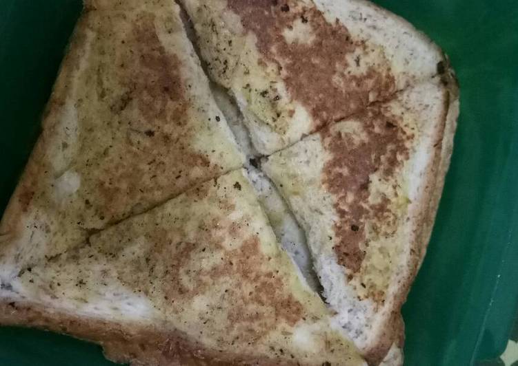 Roti isi balut telur