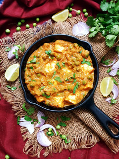 A picture of Matar Paneer.