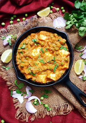 A picture of Matar Paneer.