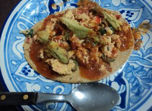 Una foto de Huaraches o garnachas del huevo quedado