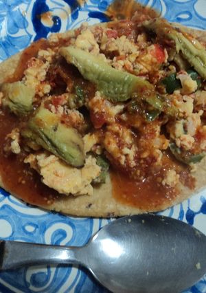 Una foto de Huaraches o garnachas del huevo quedado