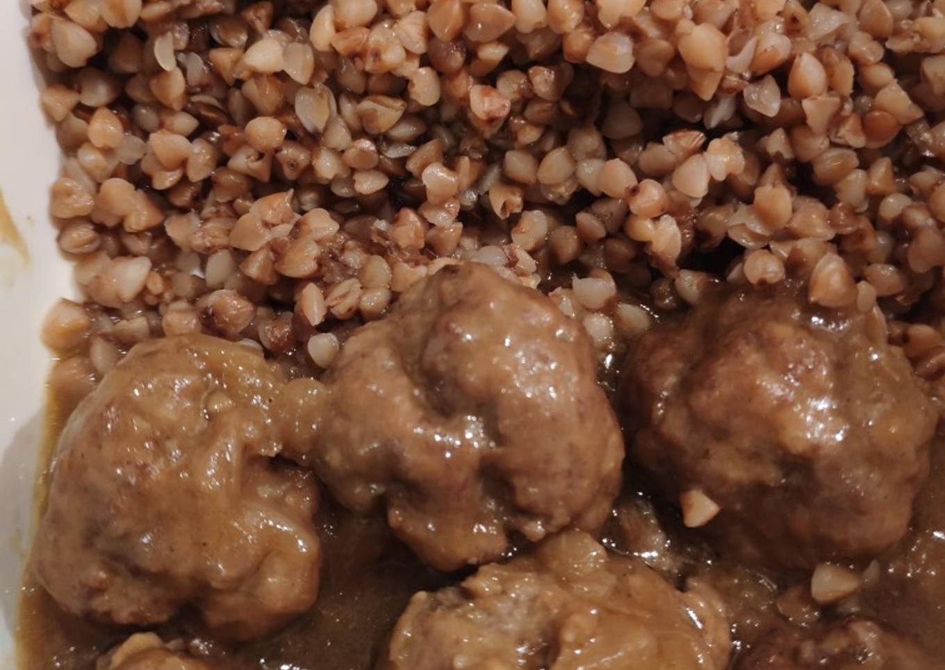 Albóndigas con salsa de cebolla y harina