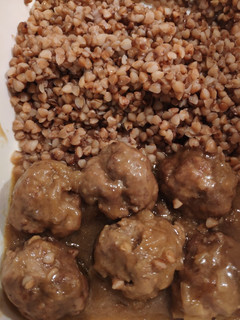 Una foto de Albóndigas con salsa de cebolla y harina