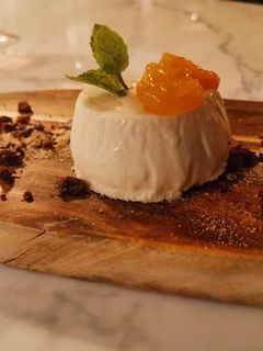 Una foto de Panna cotta con mango