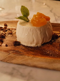 Una foto de Panna cotta con mango