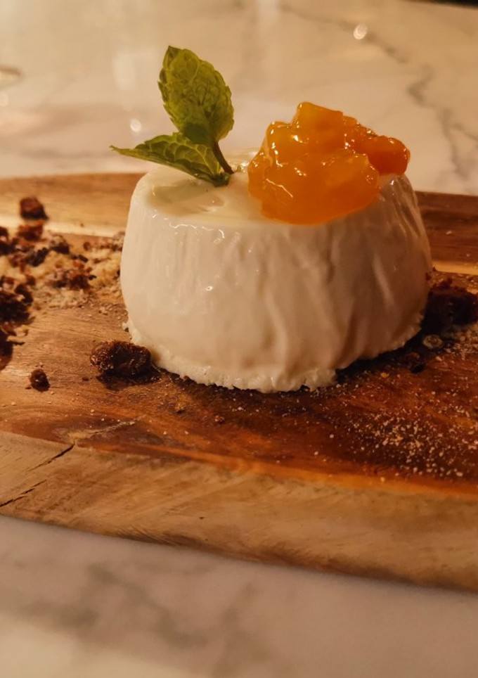 Una foto de Panna cotta con mango