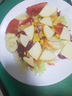 Una foto de Ensalada con manzana y naranja