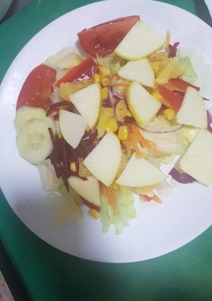 Una foto de Ensalada con manzana y naranja