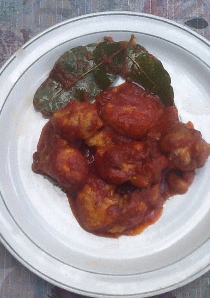 Una foto de Pollo al ajillo con tomate, curry y vino blanco