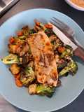 Salmón miel y mostaza con verduras crujientes