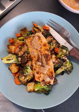 Una foto de Salmón miel y mostaza con verduras crujientes