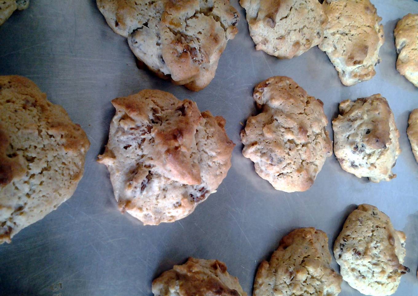 Jumbo spicy raisin cookies