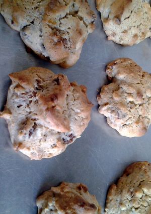 A picture of Jumbo spicy raisin cookies.