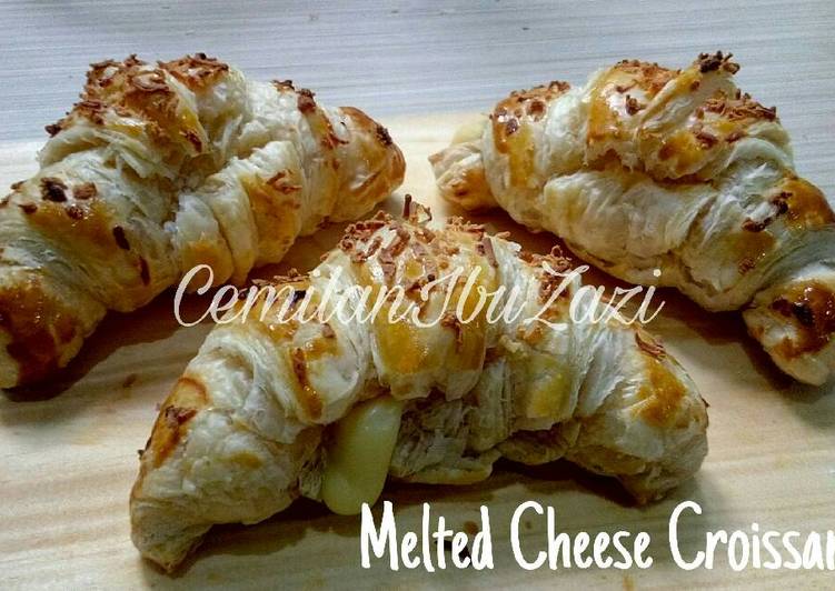 Melted Cheese Croissant (simple)