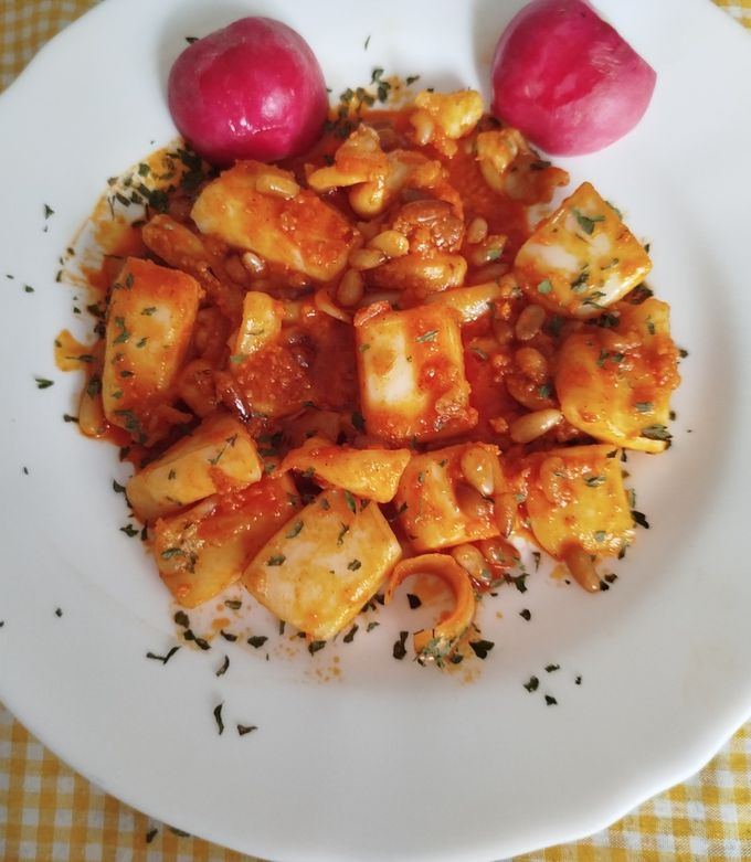Foto principal de Sepia o choco con piñones y sobrasada a tu gusto