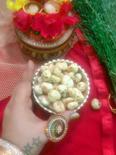 रोस्टेड मखाने (Roasted Makhane recipe in hindi) रेसिपी मुख्य फोटो