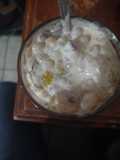 Postre tapioca con frutas en almíbar