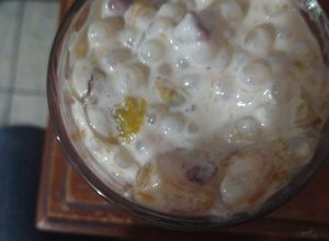 Una foto de Postre tapioca con frutas en almíbar