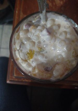 Una foto de Postre tapioca con frutas en almíbar