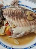 Dorada al papillote con ajos, limón y tomates cherry