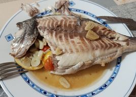 Dorada al papillote con ajos, limón y tomates cherry