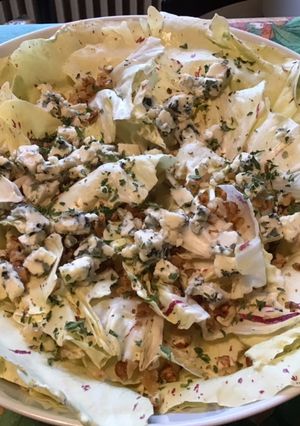 Une photo de Salade castelfranco au roquefort, noix et persil