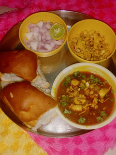 मिसल पाव रेसिपी मुख्य फोटो