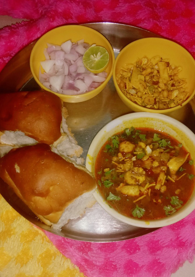 मिसल पाव रेसिपी मुख्य फोटो