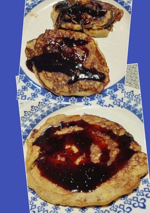 Una foto de Panqueques de banana y harina integral sin azúcar con arrope de higos