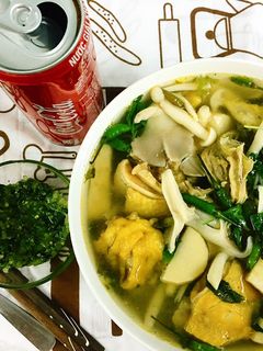Hình của món Lẩu Gà lá é.